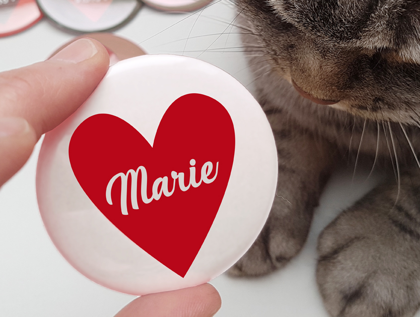 weißer Button mit rotem Herz und hübscher Scheibschrift, mit Gästenamen als Tischkärtchen und / oder Gastgeschenk Team, Braut Team Bräutigam Hochzeitsbutton für Hochzeit oder Feier Nadelbutton Magnetbutton mit Kontermagnet Flaschenöffner Taschenspiegel Spangenclip Namensschild Namensanstecker Anstecker Butterfly Verschluss Spangen-Clip Kroko Clip Tischordnung Platzkarte passend zur Hochzeitskarte Karte Papeterie Hochzeitspapeterie weiss rot alle Farben bunt Herz Herzchen Herzerl