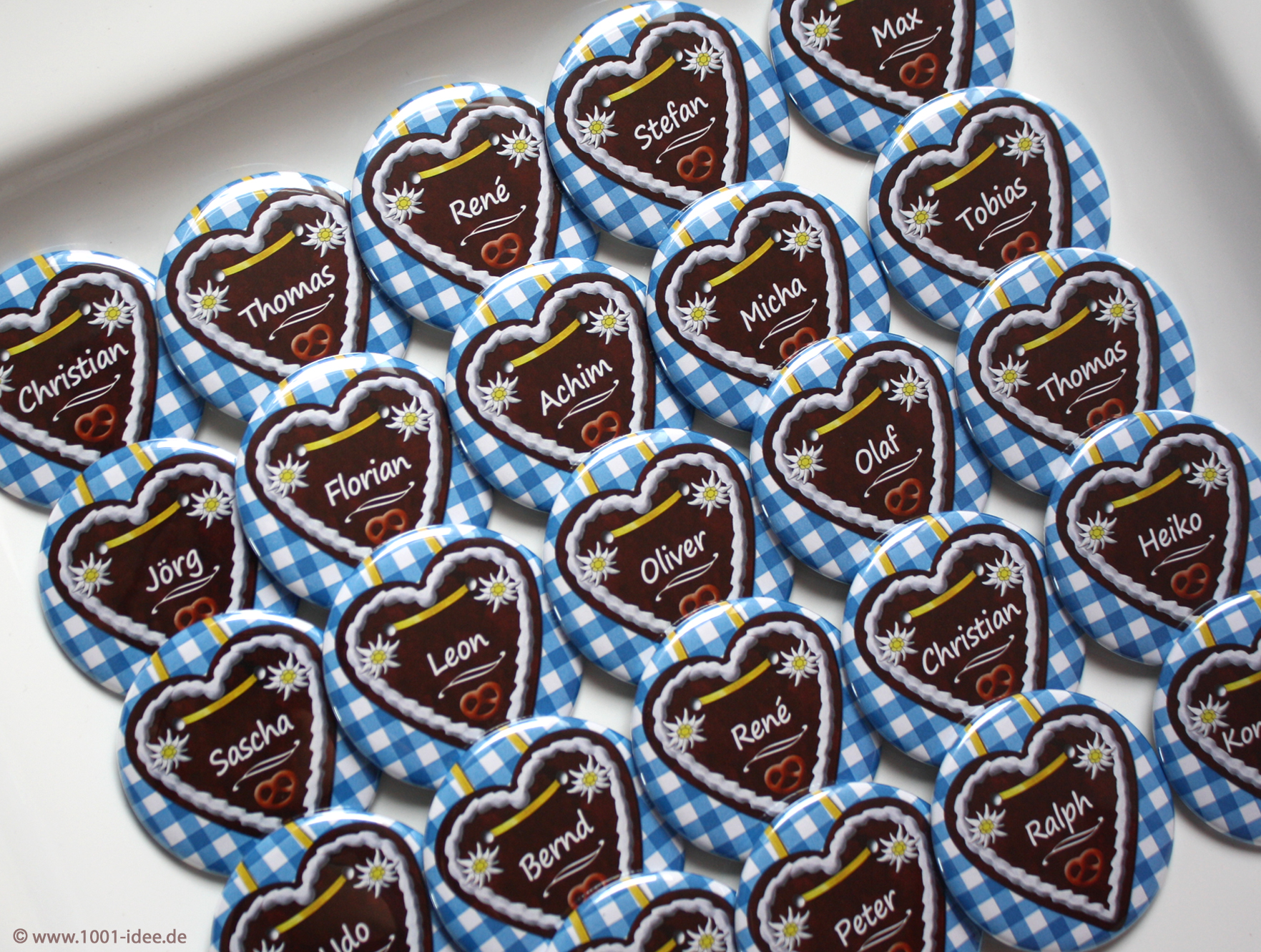 no. 7108 - Button blau -kariert mit Vichy Karo und Lebkuchenherz mit Edelweiss und Brezel Brezn, mit Gästenamen, schöne Dekorationselemente: Blümchen, Edelweiss, Brezel, im Wiesn Stil, zünftige ländliche Feier, in fast jeder Farbstellung erhältlich: rot-kariert, rot, blau-kariert, bayrische Raute weiß-blau, Bayern, braun, grün, kariert, Vichy Karo, Button Ausführungen: Nadelbutton, Magnetbutton mit Kontermagnet, Flaschenöffner, Taschenspiegel, Spangenclip, als Namensschild oder Namensanstecker, Anstecker Butterfly Verschluss, Spangen-Clip Kroko Clip, Tischordnung, Platzkarte, Tischkarte, passend zur Hochzeitskarte Karte Papeterie Hochzeitspapeterie, alle Farben, verschiedene Farben möglich, ländlich, Scheunenfest, zünftig, urig, Feier in Hütte, Alpe, Almhütte, Hüttengaudi