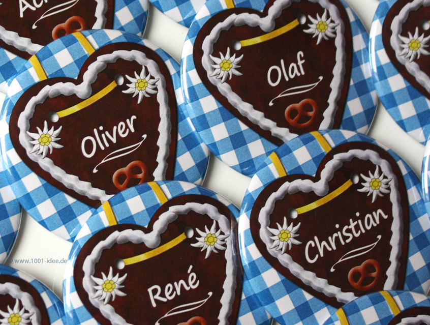 no. 7108 - Button blau -kariert mit Vichy Karo und Lebkuchenherz mit Edelweiss und Brezel Brezn, mit Gästenamen, schöne Dekorationselemente: Blümchen, Edelweiss, Brezel, im Wiesn Stil, zünftige ländliche Feier, in fast jeder Farbstellung erhältlich: rot-kariert, rot, blau-kariert, bayrische Raute weiß-blau, Bayern, braun, grün, kariert, Vichy Karo, Button Ausführungen: Nadelbutton, Magnetbutton mit Kontermagnet, Flaschenöffner, Taschenspiegel, Spangenclip, als Namensschild oder Namensanstecker, Anstecker Butterfly Verschluss, Spangen-Clip Kroko Clip, Tischordnung, Platzkarte, Tischkarte, passend zur Hochzeitskarte Karte Papeterie Hochzeitspapeterie, alle Farben, verschiedene Farben möglich, ländlich, Scheunenfest, zünftig, urig, Feier in Hütte, Alpe, Almhütte, Hüttengaudi