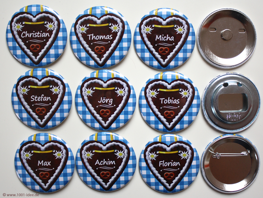 no. 7108 - Button blau -kariert mit Vichy Karo und Lebkuchenherz mit Edelweiss und Brezel Brezn, mit Gästenamen, schöne Dekorationselemente: Blümchen, Edelweiss, Brezel, im Wiesn Stil, zünftige ländliche Feier, in fast jeder Farbstellung erhältlich: rot-kariert, rot, blau-kariert, bayrische Raute weiß-blau, Bayern, braun, grün, kariert, Vichy Karo, Button Ausführungen: Nadelbutton, Magnetbutton mit Kontermagnet, Flaschenöffner, Taschenspiegel, Spangenclip, als Namensschild oder Namensanstecker, Anstecker Butterfly Verschluss, Spangen-Clip Kroko Clip, Tischordnung, Platzkarte, Tischkarte, passend zur Hochzeitskarte Karte Papeterie Hochzeitspapeterie, alle Farben, verschiedene Farben möglich, ländlich, Scheunenfest, zünftig, urig, Feier in Hütte, Alpe, Almhütte, Hüttengaudi