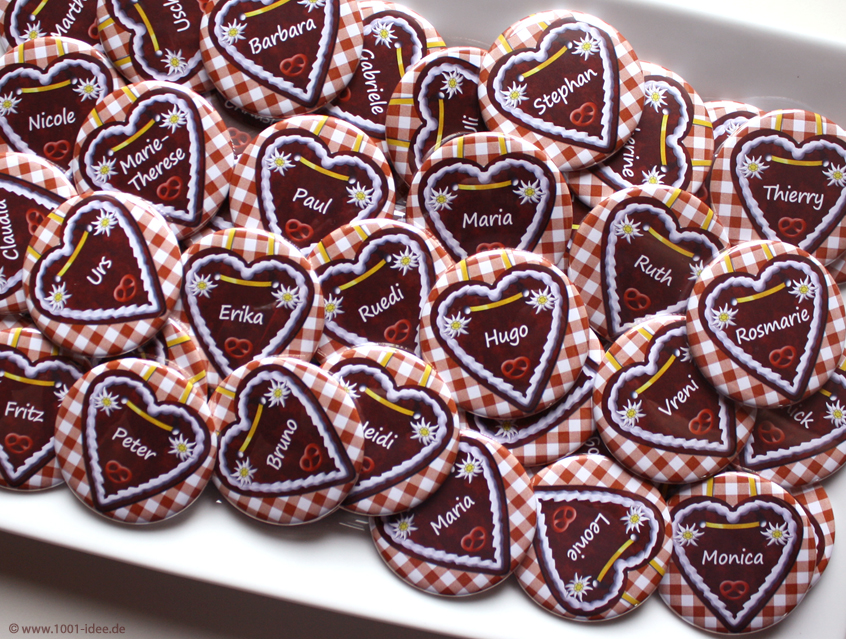 no. 7108 - Button mit Vichy Karo braun-kariert und Lebkuchenherz, mit Gästenamen, schöne Dekorationselemente: Blümchen, Edelweiss, Brezel, im Wiesn Stil, zünftige ländliche Feier, in fast jeder Farbstellung erhältlich: rot-kariert, rot, blau-kariert, bayrische Raute, braun, grün, kariert, Vichy Karo, Button Ausführungen: Nadelbutton, Magnetbutton mit Kontermagnet, Flaschenöffner, Taschenspiegel, Spangenclip, als Namensschild oder Namensanstecker, Anstecker Butterfly Verschluss, Spangen-Clip Kroko Clip, Tischordnung, Platzkarte, Tischkarte, passend zur Hochzeitskarte Karte Papeterie Hochzeitspapeterie, alle Farben, verschiedene Farben möglich, ländlich, Scheunenfest, zünftig, urig, Feier in Hütte, Alpe, Almhütte, Hüttengaudi