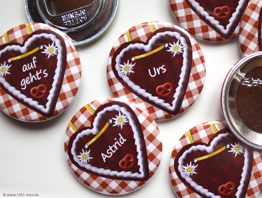 no. 7108 - Button mit Vichy Karo braun-kariert und Lebkuchenherz, mit Gästenamen, schöne Dekorationselemente: Blümchen, Edelweiss, Brezel, im Wiesn Stil, zünftige ländliche Feier, in fast jeder Farbstellung erhältlich: rot-kariert, rot, blau-kariert, bayrische Raute, braun, grün, kariert, Vichy Karo, Button Ausführungen: Nadelbutton, Magnetbutton mit Kontermagnet, Flaschenöffner, Taschenspiegel, Spangenclip, als Namensschild oder Namensanstecker, Anstecker Butterfly Verschluss, Spangen-Clip Kroko Clip, Tischordnung, Platzkarte, Tischkarte, passend zur Hochzeitskarte Karte Papeterie Hochzeitspapeterie, alle Farben, verschiedene Farben möglich, ländlich, Scheunenfest, zünftig, urig, Feier in Hütte, Alpe, Almhütte, Hüttengaudi