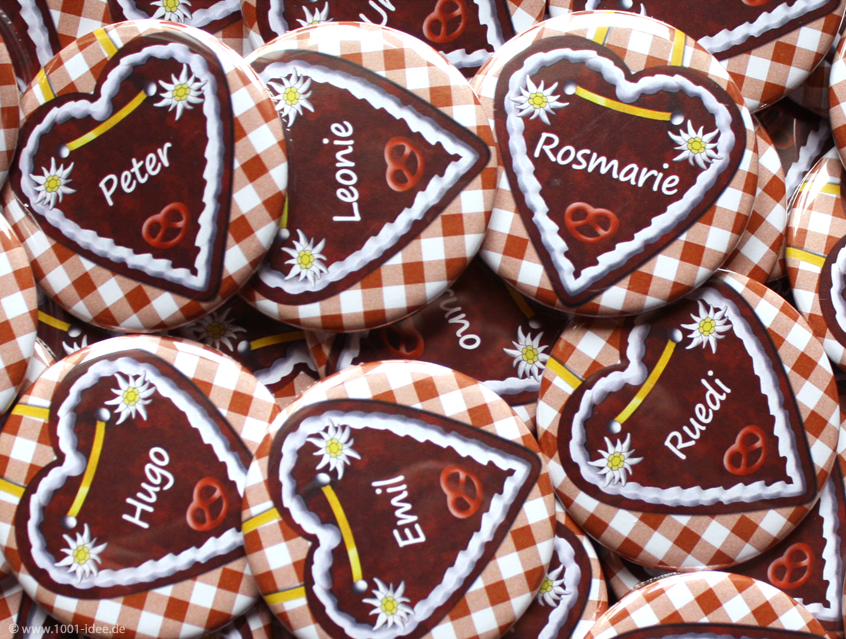 no. 7108 - Button mit Vichy Karo braun-kariert und Lebkuchenherz, mit Gästenamen, schöne Dekorationselemente: Blümchen, Edelweiss, Brezel, im Wiesn Stil, zünftige ländliche Feier, in fast jeder Farbstellung erhältlich: rot-kariert, rot, blau-kariert, bayrische Raute, braun, grün, kariert, Vichy Karo, Button Ausführungen: Nadelbutton, Magnetbutton mit Kontermagnet, Flaschenöffner, Taschenspiegel, Spangenclip, als Namensschild oder Namensanstecker, Anstecker Butterfly Verschluss, Spangen-Clip Kroko Clip, Tischordnung, Platzkarte, Tischkarte, passend zur Hochzeitskarte Karte Papeterie Hochzeitspapeterie, alle Farben, verschiedene Farben möglich, ländlich, Scheunenfest, zünftig, urig, Feier in Hütte, Alpe, Almhütte, Hüttengaudi