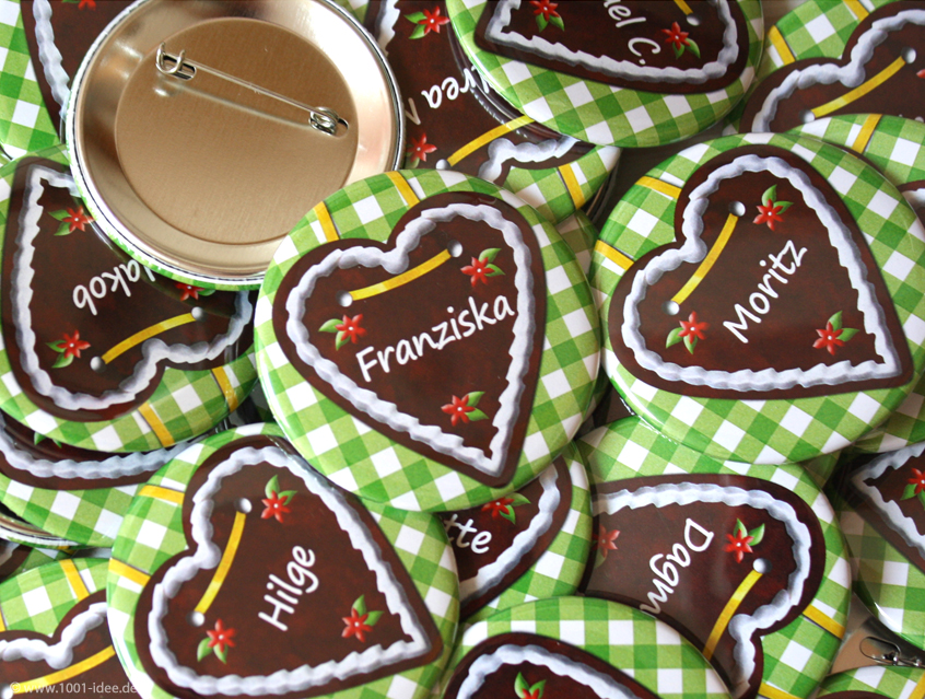 no. 7108 - Button grün-kariert mit Vichy Karo und Lebkuchenherz, mit Gästenamen, schöne Dekorationselemente: Blümchen, Edelweiss, Brezel, im Wiesn Stil, zünftige ländliche Feier, in fast jeder Farbstellung erhältlich: rot-kariert, rot, blau-kariert, bayrische Raute weiß-blau, Bayern, braun, grün, kariert, Vichy Karo, Button Ausführungen: Nadelbutton, Magnetbutton mit Kontermagnet, Flaschenöffner, Taschenspiegel, Spangenclip, als Namensschild oder Namensanstecker, Anstecker Butterfly Verschluss, Spangen-Clip Kroko Clip, Tischordnung, Platzkarte, Tischkarte, passend zur Hochzeitskarte Karte Papeterie Hochzeitspapeterie, alle Farben, verschiedene Farben möglich, ländlich, Scheunenfest, zünftig, urig, Feier in Hütte, Alpe, Almhütte, Hüttengaudi