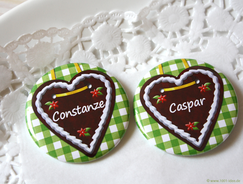 no. 7108 - Button grün-kariert mit Vichy Karo und Lebkuchenherz, mit Gästenamen, schöne Dekorationselemente: Blümchen, Edelweiss, Brezel, im Wiesn Stil, zünftige ländliche Feier, in fast jeder Farbstellung erhältlich: rot-kariert, rot, blau-kariert, bayrische Raute weiß-blau, Bayern, braun, grün, kariert, Vichy Karo, Button Ausführungen: Nadelbutton, Magnetbutton mit Kontermagnet, Flaschenöffner, Taschenspiegel, Spangenclip, als Namensschild oder Namensanstecker, Anstecker Butterfly Verschluss, Spangen-Clip Kroko Clip, Tischordnung, Platzkarte, Tischkarte, passend zur Hochzeitskarte Karte Papeterie Hochzeitspapeterie, alle Farben, verschiedene Farben möglich, ländlich, Scheunenfest, zünftig, urig, Feier in Hütte, Alpe, Almhütte, Hüttengaudi