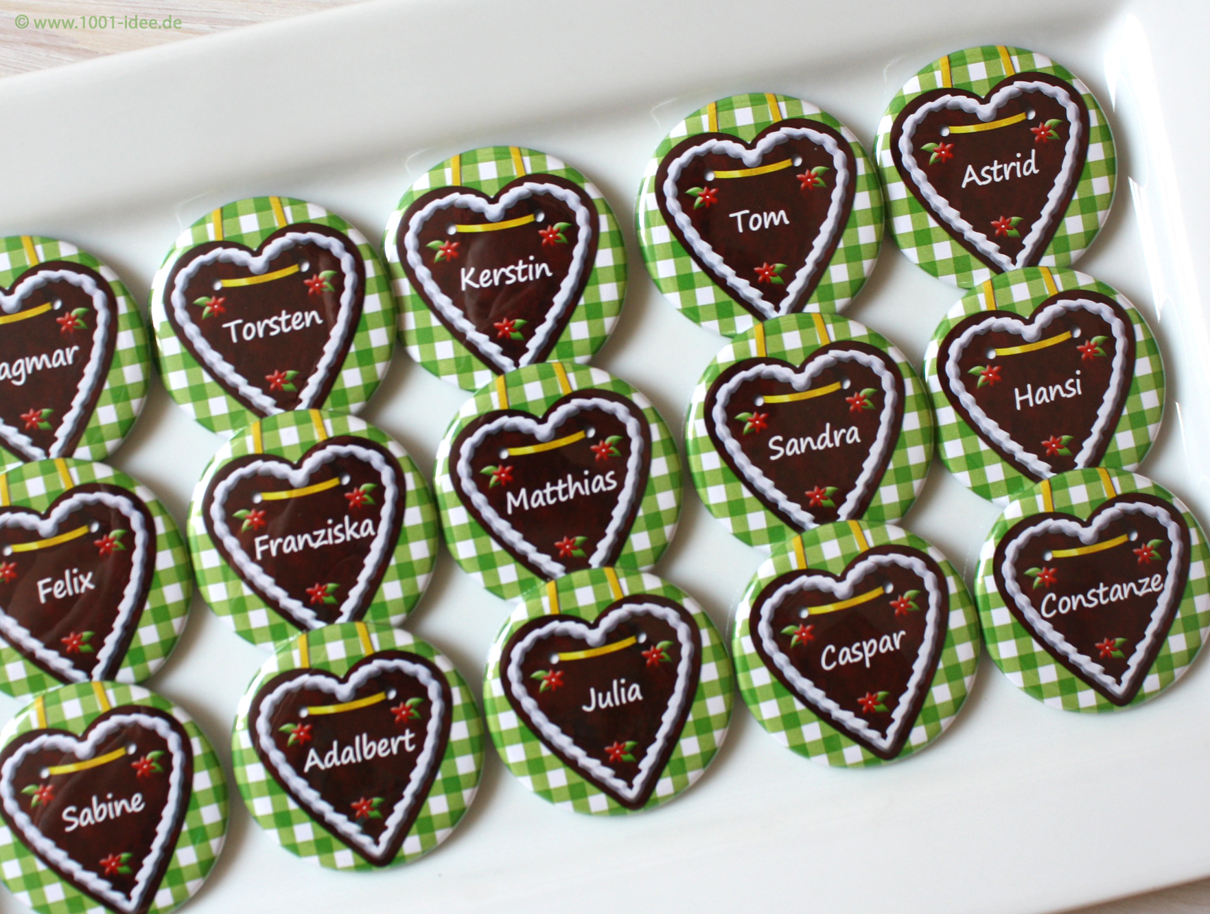 no. 7108 - Button grün-kariert mit Vichy Karo und Lebkuchenherz, mit Gästenamen, schöne Dekorationselemente: Blümchen, Edelweiss, Brezel, im Wiesn Stil, zünftige ländliche Feier, in fast jeder Farbstellung erhältlich: rot-kariert, rot, blau-kariert, bayrische Raute weiß-blau, Bayern, braun, grün, kariert, Vichy Karo, Button Ausführungen: Nadelbutton, Magnetbutton mit Kontermagnet, Flaschenöffner, Taschenspiegel, Spangenclip, als Namensschild oder Namensanstecker, Anstecker Butterfly Verschluss, Spangen-Clip Kroko Clip, Tischordnung, Platzkarte, Tischkarte, passend zur Hochzeitskarte Karte Papeterie Hochzeitspapeterie, alle Farben, verschiedene Farben möglich, ländlich, Scheunenfest, zünftig, urig, Feier in Hütte, Alpe, Almhütte, Hüttengaudi