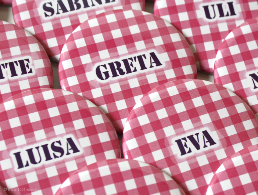 no. 7108 - Button blau -kariert mit Vichy Karo , mit Gästenamen, evtl. mit Spruch: "ich bin die ..." "ich bin der ...", im Wiesn Stil, zünftige ländliche Feier, in fast jeder Farbstellung erhältlich: rot-kariert, rot, blau-kariert, bayrische Raute weiß-blau, Bayern, braun, grün, kariert, Vichy Karo, Button Ausführungen: Nadelbutton, Magnetbutton mit Kontermagnet, Flaschenöffner, Taschenspiegel, Spangenclip, als Namensschild oder Namensanstecker, Anstecker Butterfly Verschluss, Spangen-Clip Kroko Clip, Tischordnung, Platzkarte, Tischkarte, passend zur Hochzeitskarte Karte Papeterie Hochzeitspapeterie, alle Farben, verschiedene Farben möglich, ländlich, Scheunenfest, zünftig, urig, Feier in Hütte, Alpe, Almhütte, Hüttengaudi