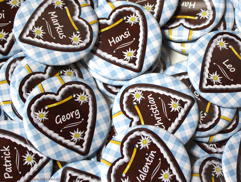 no. 7108 - Button in rosa für die Maderln und hellblau für die Buam, für Frauen und Männer, Vichy Karo und Lebkuchenherz, mit Gästenamen, schöne Dekorationselemente: Blümchen, Edelweiss, Brezel, im Wiesn Stil, zünftige ländliche Feier, in fast jeder Farbstellung erhältlich: rot-kariert, rot, blau-kariert, bayrische Raute weiß-blau, Bayern, braun, grün, kariert, Vichy Karo, Button Ausführungen: Nadelbutton, Magnetbutton mit Kontermagnet, Flaschenöffner, Taschenspiegel, Spangenclip, als Namensschild oder Namensanstecker, Anstecker Butterfly Verschluss, Spangen-Clip Kroko Clip, Tischordnung, Platzkarte, Tischkarte, passend zur Hochzeitskarte Karte Papeterie Hochzeitspapeterie, alle Farben, verschiedene Farben möglich, ländlich, Scheunenfest, zünftig, urig, Feier in Hütte, Alpe, Almhütte, Hüttengaudi