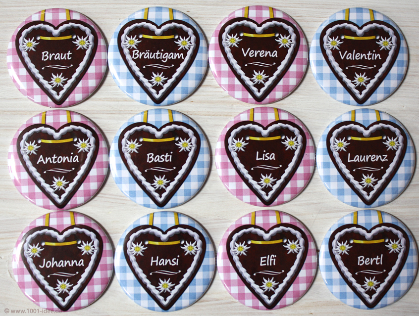 no. 7108 - Button in rosa für die Maderln und hellblau für die Buam, für Frauen und Männer, Vichy Karo und Lebkuchenherz, mit Gästenamen, schöne Dekorationselemente: Blümchen, Edelweiss, Brezel, im Wiesn Stil, zünftige ländliche Feier, in fast jeder Farbstellung erhältlich: rot-kariert, rot, blau-kariert, bayrische Raute weiß-blau, Bayern, braun, grün, kariert, Vichy Karo, Button Ausführungen: Nadelbutton, Magnetbutton mit Kontermagnet, Flaschenöffner, Taschenspiegel, Spangenclip, als Namensschild oder Namensanstecker, Anstecker Butterfly Verschluss, Spangen-Clip Kroko Clip, Tischordnung, Platzkarte, Tischkarte, passend zur Hochzeitskarte Karte Papeterie Hochzeitspapeterie, alle Farben, verschiedene Farben möglich, ländlich, Scheunenfest, zünftig, urig, Feier in Hütte, Alpe, Almhütte, Hüttengaudi