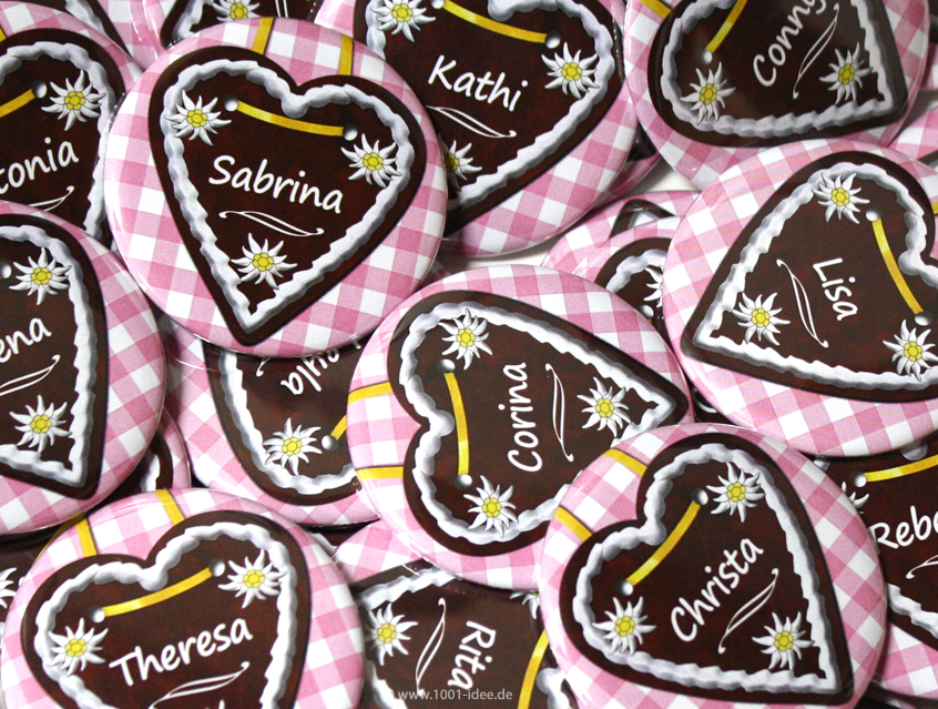 no. 7108 - Button in rosa für die Maderln und hellblau für die Buam, für Frauen und Männer, Vichy Karo und Lebkuchenherz, mit Gästenamen, schöne Dekorationselemente: Blümchen, Edelweiss, Brezel, im Wiesn Stil, zünftige ländliche Feier, in fast jeder Farbstellung erhältlich: rot-kariert, rot, blau-kariert, bayrische Raute weiß-blau, Bayern, braun, grün, kariert, Vichy Karo, Button Ausführungen: Nadelbutton, Magnetbutton mit Kontermagnet, Flaschenöffner, Taschenspiegel, Spangenclip, als Namensschild oder Namensanstecker, Anstecker Butterfly Verschluss, Spangen-Clip Kroko Clip, Tischordnung, Platzkarte, Tischkarte, passend zur Hochzeitskarte Karte Papeterie Hochzeitspapeterie, alle Farben, verschiedene Farben möglich, ländlich, Scheunenfest, zünftig, urig, Feier in Hütte, Alpe, Almhütte, Hüttengaudi