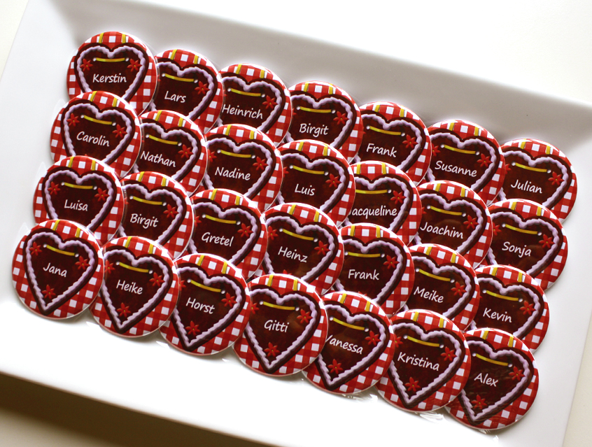 no. 7108 - Button mit Vichy Karo und Lebkuchenherz, mit Gästenamen, schöne Dekorationselemente: Blümchen, Edelweiss, Brezel, im Wiesn Stil, zünftige ländliche Feier, in fast jeder Farbstellung erhältlich: rot-kariert, rot, blau-kariert, bayrische Raute, braun, grün, Button Ausführungen: Nadelbutton, Magnetbutton mit Kontermagnet, Flaschenöffner, Taschenspiegel, Spangenclip, als Namensschild oder Namensanstecker, Anstecker Butterfly Verschluss, Spangen-Clip Kroko Clip, Tischordnung, Platzkarte, Tischkarte, passend zur Hochzeitskarte Karte Papeterie Hochzeitspapeterie, alle Farben, verschiedene Farben möglich, ländlich, Scheunenfest, zünftig, urig, Feier in Hütte, Alpe, Almhütte, Hüttengaudi