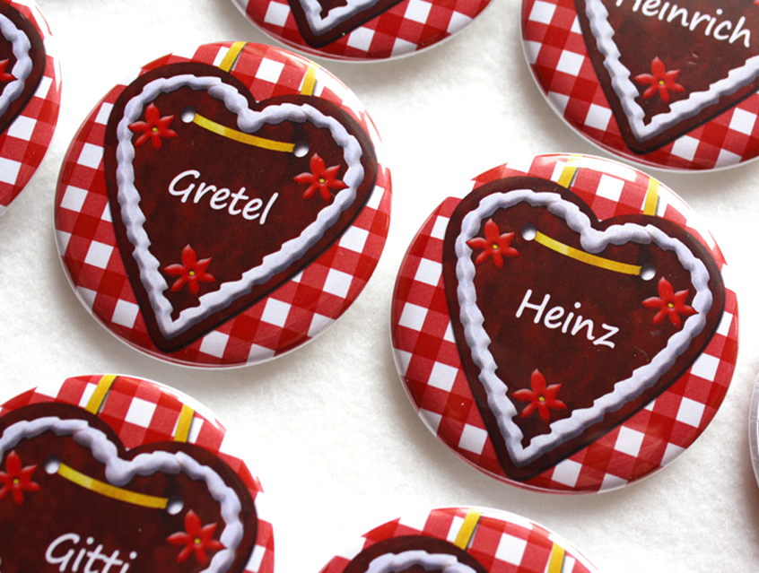 no. 7108 - Button mit Vichy Karo und Lebkuchenherz, mit Gästenamen, schöne Dekorationselemente: Blümchen, Edelweiss, Brezel, im Wiesn Stil, zünftige ländliche Feier, in fast jeder Farbstellung erhältlich: rot-kariert, rot, blau-kariert, bayrische Raute, braun, grün, Button Ausführungen: Nadelbutton, Magnetbutton mit Kontermagnet, Flaschenöffner, Taschenspiegel, Spangenclip, als Namensschild oder Namensanstecker, Anstecker Butterfly Verschluss, Spangen-Clip Kroko Clip, Tischordnung, Platzkarte, Tischkarte, passend zur Hochzeitskarte Karte Papeterie Hochzeitspapeterie, alle Farben, verschiedene Farben möglich, ländlich, Scheunenfest, zünftig, urig, Feier in Hütte, Alpe, Almhütte, Hüttengaudi