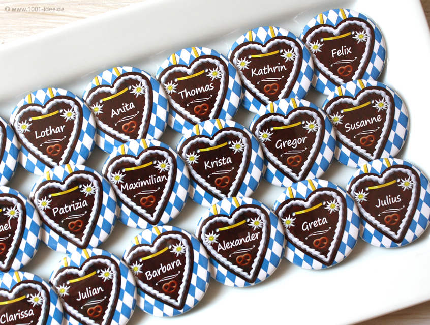 no. 7108 - Button bayrische Raute, weiß-blau und Lebkuchenherz, mit Gästenamen, schöne Dekorationselemente: Blümchen, Edelweiss, Brezel, im Wiesn Stil, zünftige ländliche Feier, in fast jeder Farbstellung erhältlich: rot-kariert, rot, blau-kariert, bayrische Raute weiß-blau, Bayern, braun, grün, kariert, Vichy Karo, Button Ausführungen: Nadelbutton, Magnetbutton mit Kontermagnet, Flaschenöffner, Taschenspiegel, Spangenclip, als Namensschild oder Namensanstecker, Anstecker Butterfly Verschluss, Spangen-Clip Kroko Clip, Tischordnung, Platzkarte, Tischkarte, passend zur Hochzeitskarte Karte Papeterie Hochzeitspapeterie, alle Farben, verschiedene Farben möglich, ländlich, Scheunenfest, zünftig, urig, Feier in Hütte, Alpe, Almhütte, Hüttengaudi