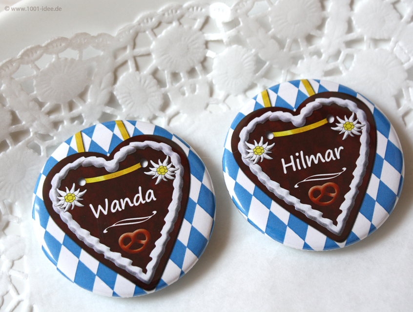 no. 7108 - Button bayrische Raute, weiß-blau und Lebkuchenherz, mit Gästenamen, schöne Dekorationselemente: Blümchen, Edelweiss, Brezel, im Wiesn Stil, zünftige ländliche Feier, in fast jeder Farbstellung erhältlich: rot-kariert, rot, blau-kariert, bayrische Raute weiß-blau, Bayern, braun, grün, kariert, Vichy Karo, Button Ausführungen: Nadelbutton, Magnetbutton mit Kontermagnet, Flaschenöffner, Taschenspiegel, Spangenclip, als Namensschild oder Namensanstecker, Anstecker Butterfly Verschluss, Spangen-Clip Kroko Clip, Tischordnung, Platzkarte, Tischkarte, passend zur Hochzeitskarte Karte Papeterie Hochzeitspapeterie, alle Farben, verschiedene Farben möglich, ländlich, Scheunenfest, zünftig, urig, Feier in Hütte, Alpe, Almhütte, Hüttengaudi