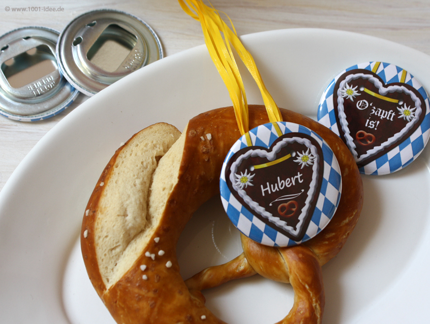 no. 7108 - Button bayrische Raute, weiß-blau und Lebkuchenherz, mit Gästenamen, schöne Dekorationselemente: Blümchen, Edelweiss, Brezel, im Wiesn Stil, zünftige ländliche Feier, in fast jeder Farbstellung erhältlich: rot-kariert, rot, blau-kariert, bayrische Raute weiß-blau, Bayern, braun, grün, kariert, Vichy Karo, Button Ausführungen: Nadelbutton, Magnetbutton mit Kontermagnet, Flaschenöffner, Taschenspiegel, Spangenclip, als Namensschild oder Namensanstecker, Anstecker Butterfly Verschluss, Spangen-Clip Kroko Clip, Tischordnung, Platzkarte, Tischkarte, passend zur Hochzeitskarte Karte Papeterie Hochzeitspapeterie, alle Farben, verschiedene Farben möglich, ländlich, Scheunenfest, zünftig, urig, Feier in Hütte, Alpe, Almhütte, Hüttengaudi