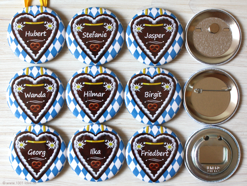 no. 7108 - Button bayrische Raute, weiß-blau und Lebkuchenherz, mit Gästenamen, schöne Dekorationselemente: Blümchen, Edelweiss, Brezel, im Wiesn Stil, zünftige ländliche Feier, in fast jeder Farbstellung erhältlich: rot-kariert, rot, blau-kariert, bayrische Raute weiß-blau, Bayern, braun, grün, kariert, Vichy Karo, Button Ausführungen: Nadelbutton, Magnetbutton mit Kontermagnet, Flaschenöffner, Taschenspiegel, Spangenclip, als Namensschild oder Namensanstecker, Anstecker Butterfly Verschluss, Spangen-Clip Kroko Clip, Tischordnung, Platzkarte, Tischkarte, passend zur Hochzeitskarte Karte Papeterie Hochzeitspapeterie, alle Farben, verschiedene Farben möglich, ländlich, Scheunenfest, zünftig, urig, Feier in Hütte, Alpe, Almhütte, Hüttengaudi