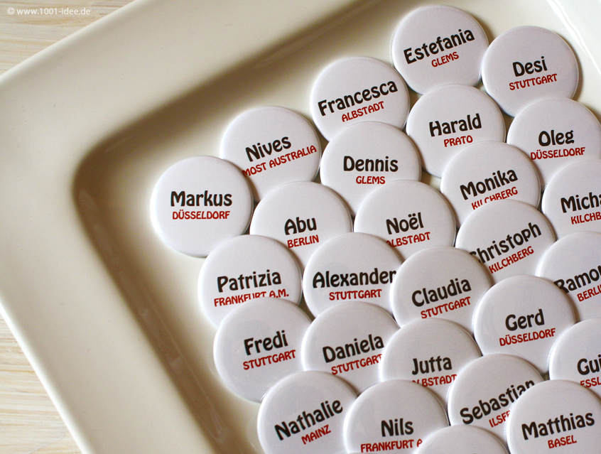 no. 7119 - weißer Button mit Gästenamen in schwarz und Wohnort oder Herkunft in rot, als Tischkärtchen und / oder Gastgeschenk Team, Braut Team Bräutigam Hochzeitsbutton für Hochzeit oder Feier Nadelbutton Magnetbutton mit Kontermagnet Flaschenöffner Taschenspiegel Spangenclip Namensschild Namensanstecker Anstecker Butterfly Verschluss Spangen-Clip Kroko Clip Tischordnung Platzkarte passend zur Hochzeitskarte Karte Papeterie Hochzeitspapeterie weiss rot alle Farben bunt