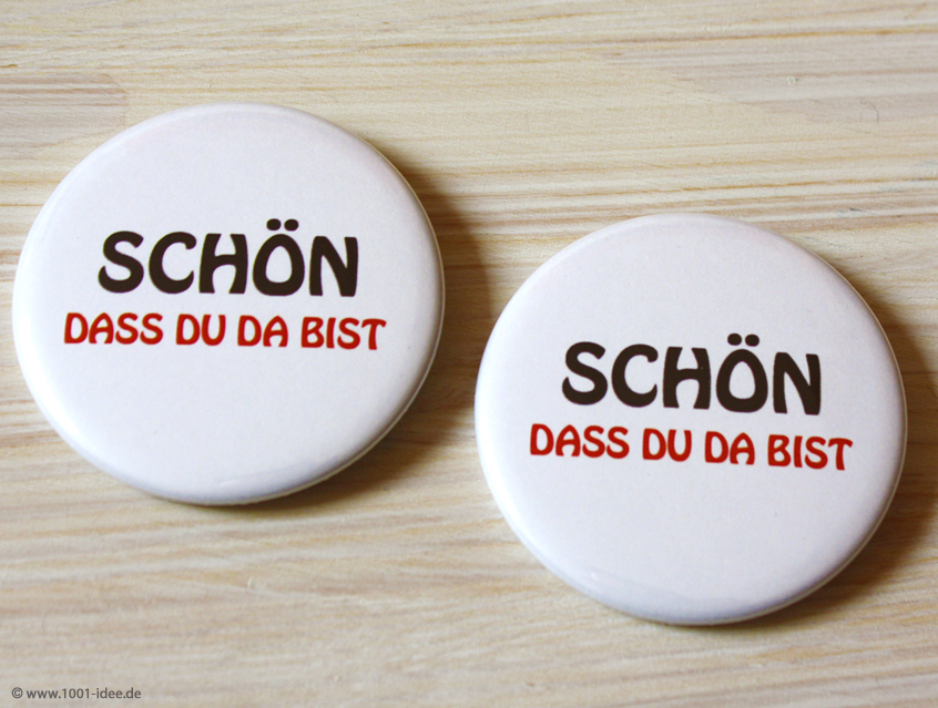 no. 7119 - weißer Button mit Gästenamen in schwarz und Wohnort oder Herkunft in rot, als Tischkärtchen und / oder Gastgeschenk Team, Braut Team Bräutigam Hochzeitsbutton für Hochzeit oder Feier Nadelbutton Magnetbutton mit Kontermagnet Flaschenöffner Taschenspiegel Spangenclip Namensschild Namensanstecker Anstecker Butterfly Verschluss Spangen-Clip Kroko Clip Tischordnung Platzkarte passend zur Hochzeitskarte Karte Papeterie Hochzeitspapeterie weiss rot alle Farben bunt