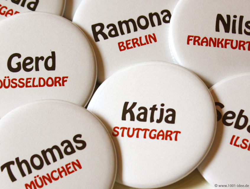 no. 7119 - weißer Button mit Gästenamen in schwarz und Wohnort oder Herkunft in rot, als Tischkärtchen und / oder Gastgeschenk Team, Braut Team Bräutigam Hochzeitsbutton für Hochzeit oder Feier Nadelbutton Magnetbutton mit Kontermagnet Flaschenöffner Taschenspiegel Spangenclip Namensschild Namensanstecker Anstecker Butterfly Verschluss Spangen-Clip Kroko Clip Tischordnung Platzkarte passend zur Hochzeitskarte Karte Papeterie Hochzeitspapeterie weiss rot alle Farben bunt