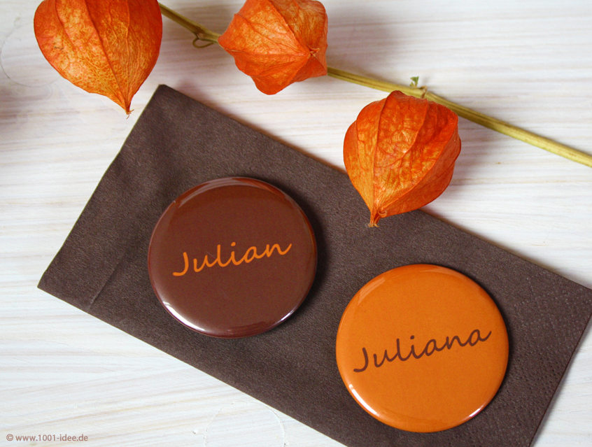 Button in orange und braun mit schöner Schreibschrift, individualisiert, personalisiert mit Gästenamen als Tischkärtchen und / oder Gastgeschenk Team, Braut Team Bräutigam Hochzeitsbutton für Hochzeit oder Feier Nadelbutton Magnetbutton mit Kontermagnet Flaschenöffner Taschenspiegel Spangenclip Namensschild Namensanstecker Anstecker Butterfly Verschluss Spangen-Clip Kroko Clip Tischordnung Platzkarte passend zur Hochzeitskarte Karte Papeterie Hochzeitspapeterie alle Farben bunt Wunschfarbe