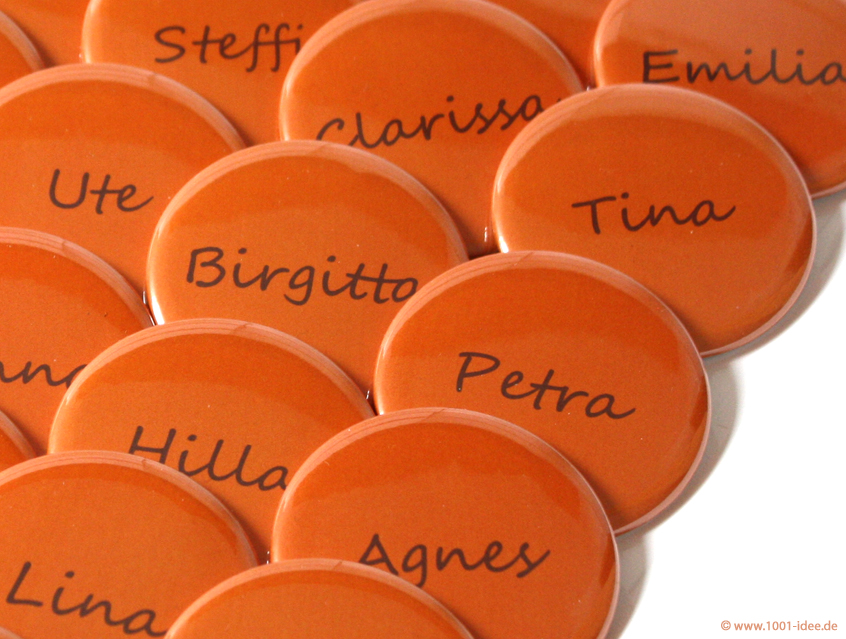 Button in orange und braun mit schöner Schreibschrift, individualisiert, personalisiert mit Gästenamen als Tischkärtchen und / oder Gastgeschenk Team, Braut Team Bräutigam Hochzeitsbutton für Hochzeit oder Feier Nadelbutton Magnetbutton mit Kontermagnet Flaschenöffner Taschenspiegel Spangenclip Namensschild Namensanstecker Anstecker Butterfly Verschluss Spangen-Clip Kroko Clip Tischordnung Platzkarte passend zur Hochzeitskarte Karte Papeterie Hochzeitspapeterie alle Farben bunt Wunschfarbe