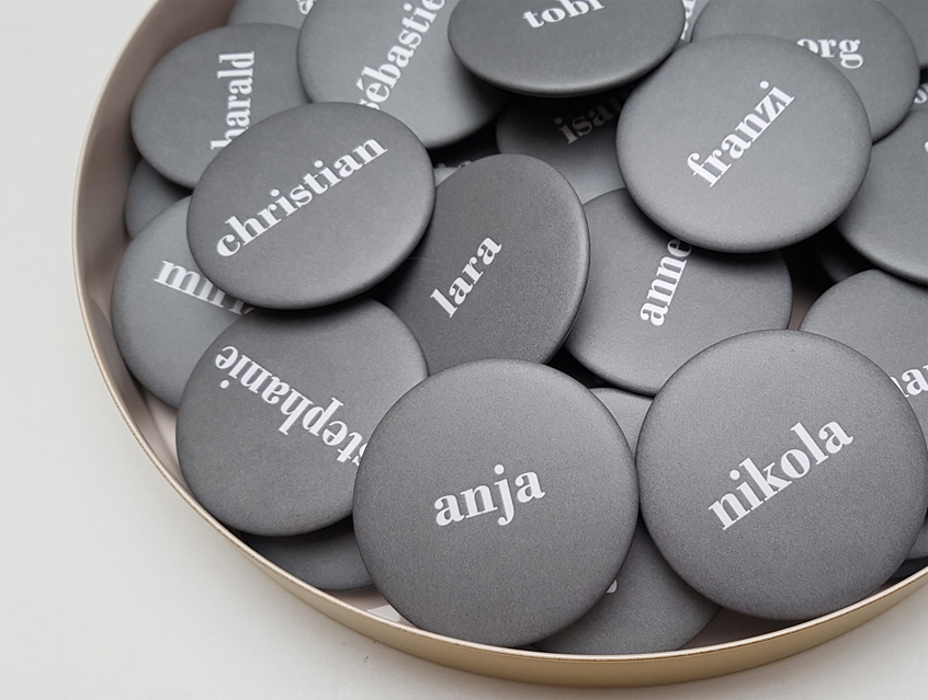 no. 7120 - Buttons silbergrau matt & kratzfest mit Gästenamen als Tischkärtchen und / oder Gastgeschenk Nadelbutton Magnetbutton mit Kontermagnet Flaschenöffner Taschenspiegel Spangenclip Namensschild Namensanstecker Anstecker Butterfly Verschluss Spangen-Clip Kroko Clip Tischordnung Platzkarte passend zur Hochzeitskarte Karte Papeterie Hochzeitspapeterie Schrift modern verschiedene Schriftarten grau mittelgrau anthrazit silbergrau Button für Hochzeit, Party, Feier, Hochzeitsbutton