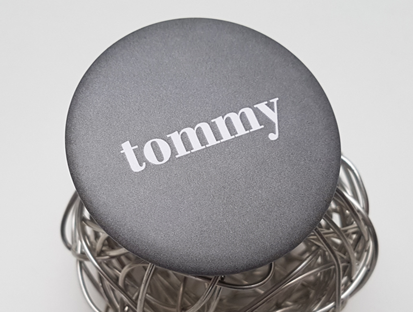 no. 7120 - Buttons silbergrau matt & kratzfest mit Gästenamen als Tischkärtchen und / oder Gastgeschenk Nadelbutton Magnetbutton mit Kontermagnet Flaschenöffner Taschenspiegel Spangenclip Namensschild Namensanstecker Anstecker Butterfly Verschluss Spangen-Clip Kroko Clip Tischordnung Platzkarte passend zur Hochzeitskarte Karte Papeterie Hochzeitspapeterie Schrift modern verschiedene Schriftarten grau mittelgrau anthrazit silbergrau Button für Hochzeit, Party, Feier, Hochzeitsbutton