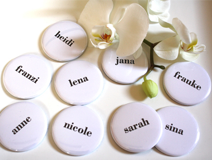 no. 7120 - Button black & white schwarz & weiß mit Gästenamen als Tischkärtchen und / oder Gastgeschenk Nadelbutton Magnetbutton mit Kontermagnet Flaschenöffner Taschenspiegel Spangenclip Namensschild Namensanstecker Anstecker Butterfly Verschluss Spangen-Clip Kroko Clip Tischordnung Platzkarte passend zur Hochzeitskarte Karte Papeterie Hochzeitspapeterie Schrift modern Button für Hochzeit, Party, Feier, Hochzeitsbutton