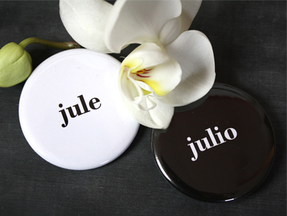 no. 7120 - Button black & white schwarz & weiß mit Gästenamen als Tischkärtchen und / oder Gastgeschenk Nadelbutton Magnetbutton mit Kontermagnet Flaschenöffner Taschenspiegel Spangenclip Namensschild Namensanstecker Anstecker Butterfly Verschluss Spangen-Clip Kroko Clip Tischordnung Platzkarte passend zur Hochzeitskarte Karte Papeterie Hochzeitspapeterie Schrift modern Button für Hochzeit, Party, Feier, Hochzeitsbutton