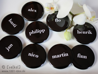 no. 7120 - Button black & white schwarz & weiß mit Gästenamen als Tischkärtchen und / oder Gastgeschenk Nadelbutton Magnetbutton mit Kontermagnet Flaschenöffner Taschenspiegel Spangenclip Namensschild Namensanstecker Anstecker Butterfly Verschluss Spangen-Clip Kroko Clip Tischordnung Platzkarte passend zur Hochzeitskarte Karte Papeterie Hochzeitspapeterie Schrift modern Button für Hochzeit, Party, Feier, Hochzeitsbutton