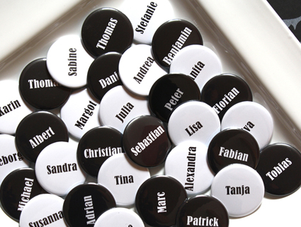 no. 7120 - Button black & white schwarz & weiß mit Gästenamen als Tischkärtchen und / oder Gastgeschenk Nadelbutton Magnetbutton mit Kontermagnet Flaschenöffner Taschenspiegel Spangenclip Namensschild Namensanstecker Anstecker Butterfly Verschluss Spangen-Clip Kroko Clip Tischordnung Platzkarte passend zur Hochzeitskarte Karte Papeterie Hochzeitspapeterie Schrift modern Button für Hochzeit, Party, Feier, Hochzeitsbutton