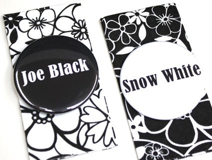 no. 7120 - Button black & white schwarz & weiß mit Gästenamen als Tischkärtchen und / oder Gastgeschenk Nadelbutton Magnetbutton mit Kontermagnet Flaschenöffner Taschenspiegel Spangenclip Namensschild Namensanstecker Anstecker Butterfly Verschluss Spangen-Clip Kroko Clip Tischordnung Platzkarte passend zur Hochzeitskarte Karte Papeterie Hochzeitspapeterie Schrift modern Button für Hochzeit, Party, Feier, Hochzeitsbutton