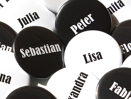 no. 7120 - Button black & white schwarz & weiß mit Gästenamen als Tischkärtchen und / oder Gastgeschenk Nadelbutton Magnetbutton mit Kontermagnet Flaschenöffner Taschenspiegel Spangenclip Namensschild Namensanstecker Anstecker Butterfly Verschluss Spangen-Clip Kroko Clip Tischordnung Platzkarte passend zur Hochzeitskarte Karte Papeterie Hochzeitspapeterie Schrift modern Button für Hochzeit, Party, Feier, Hochzeitsbutton