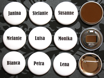 no. 7120 - Button black & white schwarz & weiß mit Gästenamen als Tischkärtchen und / oder Gastgeschenk Nadelbutton Magnetbutton mit Kontermagnet Flaschenöffner Taschenspiegel Spangenclip Namensschild Namensanstecker Anstecker Butterfly Verschluss Spangen-Clip Kroko Clip Tischordnung Platzkarte passend zur Hochzeitskarte Karte Papeterie Hochzeitspapeterie Schrift modern Button für Hochzeit, Party, Feier, Hochzeitsbutton