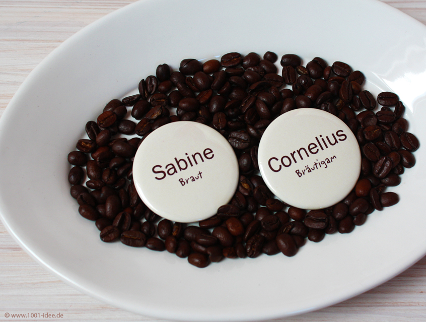 Button in crème und braun, mit Gästenamen als Tischkärtchen und / oder Gastgeschenk Team, Braut Team Bräutigam Hochzeitsbutton für Hochzeit oder Feier Nadelbutton Magnetbutton mit Kontermagnet Flaschenöffner Taschenspiegel Spangenclip Namensschild Namensanstecker Anstecker Butterfly Verschluss Spangen-Clip Kroko Clip Tischordnung Platzkarte passend zur Hochzeitskarte Karte Papeterie Hochzeitspapeterie alle Farben bunt Wunschfarbe