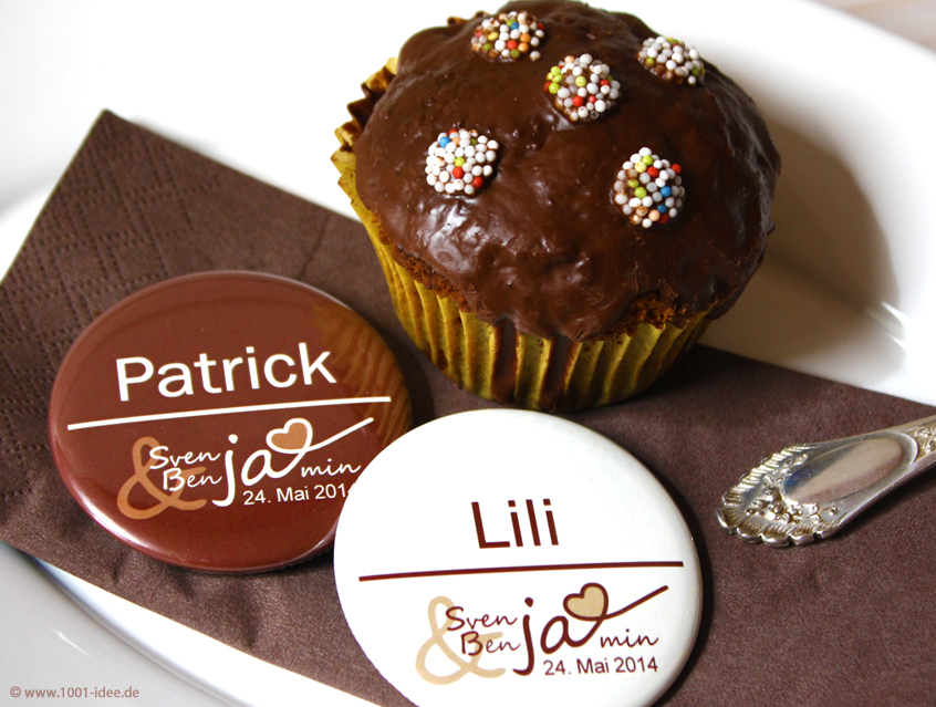 Button in crème und braun, genau gesagt: schokobraun, ja sagen, mit Gästenamen als Tischkärtchen und / oder Gastgeschenk Team, Braut Team Bräutigam Hochzeitsbutton für Hochzeit oder Feier Nadelbutton Magnetbutton mit Kontermagnet Flaschenöffner Taschenspiegel Spangenclip Namensschild Namensanstecker Anstecker Butterfly Verschluss Spangen-Clip Kroko Clip Tischordnung Platzkarte passend zur Hochzeitskarte Karte Papeterie Hochzeitspapeterie alle Farben bunt Wunschfarbe