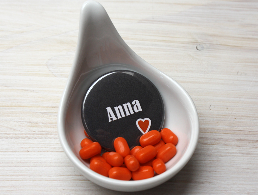 no. 7120 - Button mit Herz in orange mit Gästenamen und Untertitel personalisiertl als Tischkärtchen und / oder Gastgeschenk Team Braut Team Bräutigam Hochzeitsbutton für Hochzeit oder Feier Nadelbutton Magnetbutton mit Kontermagnet Flaschenöffner Taschenspiegel Spangenclip Namensschild Namensanstecker Anstecker Butterfly Verschluss Spangen-Clip Kroko Clip Tischordnung Platzkarte passend zur Hochzeitskarte Karte Papeterie Hochzeitspapeterie grau anthrazit Herzchen orange alle Farben bunt