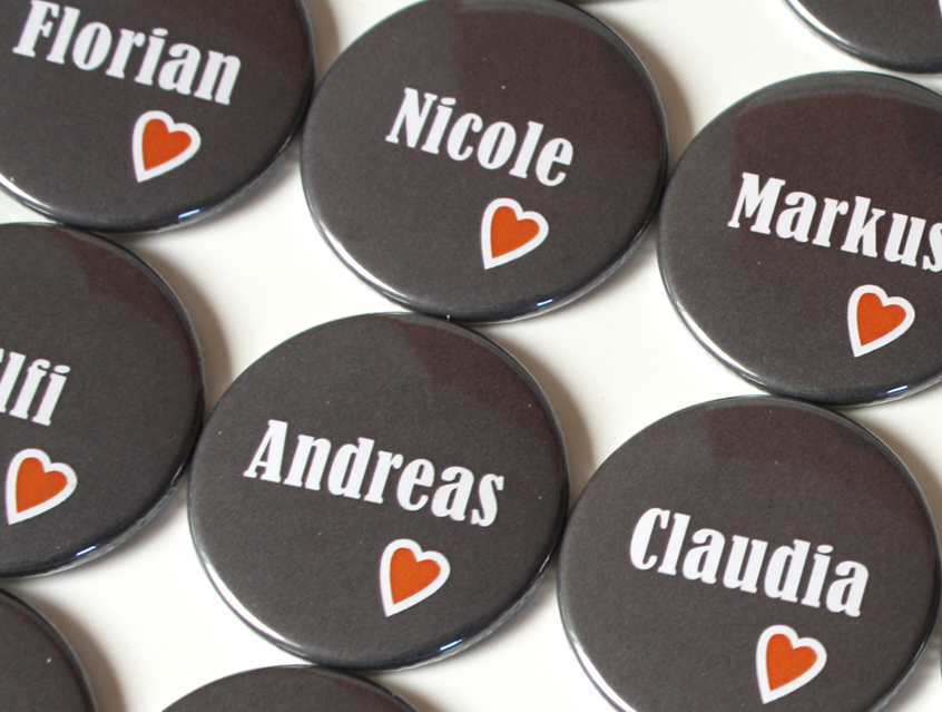 no. 7120 - Button mit Herz in orange mit Gästenamen und Untertitel personalisiertl als Tischkärtchen und / oder Gastgeschenk Team Braut Team Bräutigam Hochzeitsbutton für Hochzeit oder Feier Nadelbutton Magnetbutton mit Kontermagnet Flaschenöffner Taschenspiegel Spangenclip Namensschild Namensanstecker Anstecker Butterfly Verschluss Spangen-Clip Kroko Clip Tischordnung Platzkarte passend zur Hochzeitskarte Karte Papeterie Hochzeitspapeterie grau anthrazit Herzchen orange alle Farben bunt