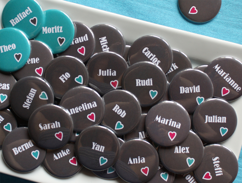 no. 7120 - Button mit Herz in pink und türkis mit Gästenamen und Untertite personalisiertl als Tischkärtchen und / oder Gastgeschenk Team Braut Team Bräutigam Hochzeitsbutton für Hochzeit oder Feier Nadelbutton Magnetbutton mit Kontermagnet Flaschenöffner Taschenspiegel Spangenclip Namensschild Namensanstecker Anstecker Butterfly Verschluss Spangen-Clip Kroko Clip Tischordnung Platzkarte passend zur Hochzeitskarte Karte Papeterie Hochzeitspapeterie grau anthrazit türkis pink alle Farben bunt