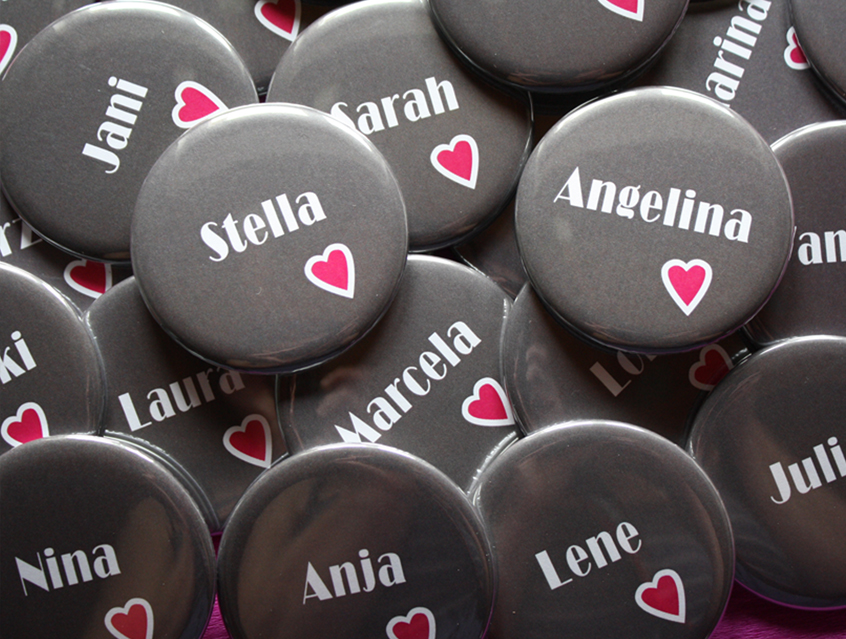 no. 7120 - Button mit Herz in pink und türkis mit Gästenamen und Untertite personalisiertl als Tischkärtchen und / oder Gastgeschenk Team Braut Team Bräutigam Hochzeitsbutton für Hochzeit oder Feier Nadelbutton Magnetbutton mit Kontermagnet Flaschenöffner Taschenspiegel Spangenclip Namensschild Namensanstecker Anstecker Butterfly Verschluss Spangen-Clip Kroko Clip Tischordnung Platzkarte passend zur Hochzeitskarte Karte Papeterie Hochzeitspapeterie grau anthrazit türkis pink alle Farben bunt