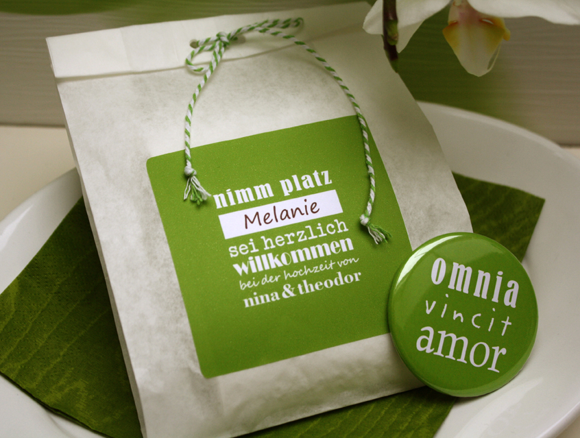 no. 7120 - alternative Tischkarte Hochzeit "Nimm Platz" Name des Gastes Aufkleber auf Tüte Gastgeschenk Tischkärtchen Platzkarte Hochzeitskarte Liebe im Quadrat Karte Papeterie Hochzeitspapeterie apfelgrün grün hellgrün modern verschiedene Schriften Typo