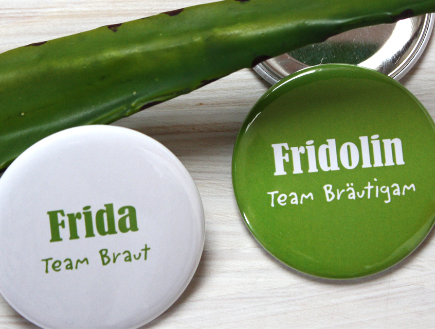 no. 7120 - Button z.B. in weiß und grün mit Gästenamen und Untertitel als Tischkärtchen und / oder Gastgeschenk Team Braut Team Bräutigam Hochzeitsbutton für Hochzeit oder Feier Nadelbutton Magnetbutton mit Kontermagnet Flaschenöffner Taschenspiegel Spangenclip Namensschild Namensanstecker Anstecker Butterfly Verschluss Spangen-Clip Kroko Clip Tischordnung Platzkarte passend zur Hochzeitskarte Karte Papeterie Hochzeitspapeterie weiss grün alle Farben bunt