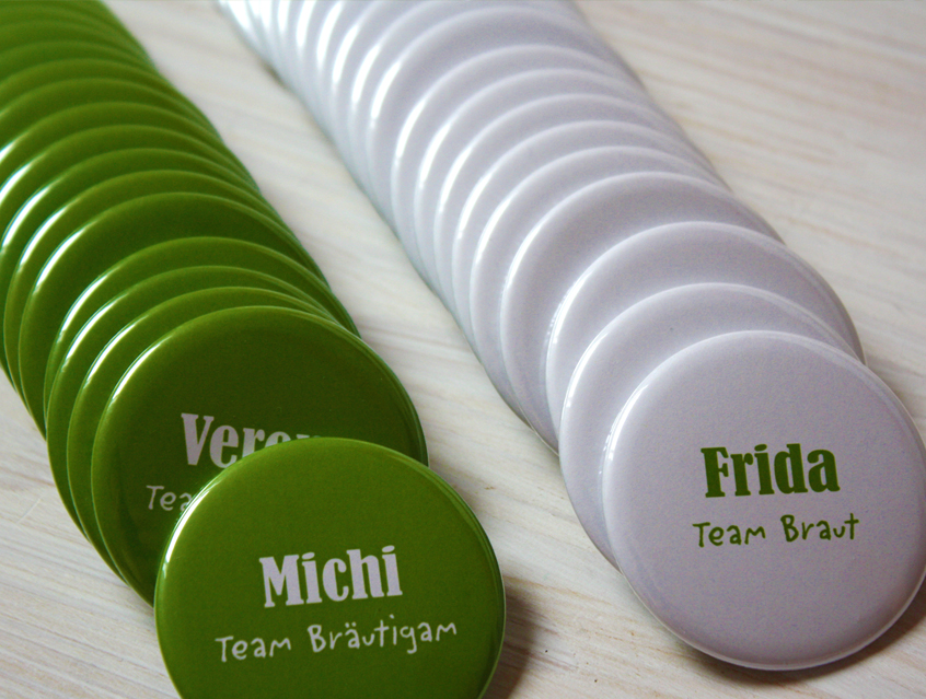 no. 7120 - Button z.B. in weiß und grün mit Gästenamen und Untertitel als Tischkärtchen und / oder Gastgeschenk Team Braut Team Bräutigam Hochzeitsbutton für Hochzeit oder Feier Nadelbutton Magnetbutton mit Kontermagnet Flaschenöffner Taschenspiegel Spangenclip Namensschild Namensanstecker Anstecker Butterfly Verschluss Spangen-Clip Kroko Clip Tischordnung Platzkarte passend zur Hochzeitskarte Karte Papeterie Hochzeitspapeterie weiss grün alle Farben bunt