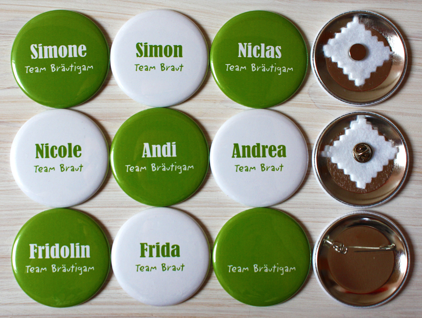 no. 7120 - Button z.B. in weiß und grün mit Gästenamen und Untertitel als Tischkärtchen und / oder Gastgeschenk Team Braut Team Bräutigam Hochzeitsbutton für Hochzeit oder Feier Nadelbutton Magnetbutton mit Kontermagnet Flaschenöffner Taschenspiegel Spangenclip Namensschild Namensanstecker Anstecker Butterfly Verschluss Spangen-Clip Kroko Clip Tischordnung Platzkarte passend zur Hochzeitskarte Karte Papeterie Hochzeitspapeterie weiss grün alle Farben bunt