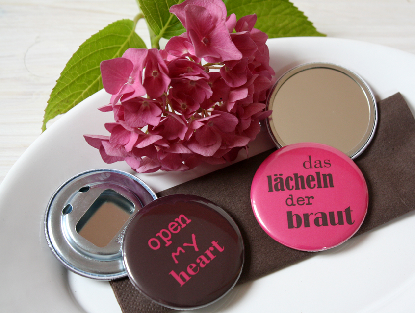 no. 7120 - Button Hochzeit Hochzeitsbutton als Gastgeschenk mit Name des Gastes Namensbutton Liebe im Quadrat Karte Papeterie Hochzeitspapeterie pink rosa braun modern verschiedene Schriften Typo