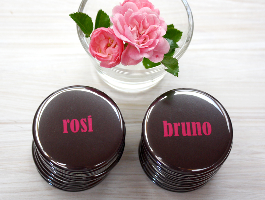 no. 7120 - Button Hochzeit Hochzeitsbutton als Gastgeschenk mit Name des Gastes Namensbutton Liebe im Quadrat Karte Papeterie Hochzeitspapeterie pink rosa braun modern verschiedene Schriften Typo