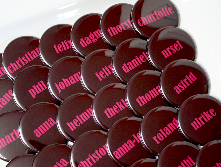 no. 7120 - Button Hochzeit Hochzeitsbutton als Gastgeschenk mit Name des Gastes Namensbutton Liebe im Quadrat Karte Papeterie Hochzeitspapeterie pink rosa braun modern verschiedene Schriften Typo