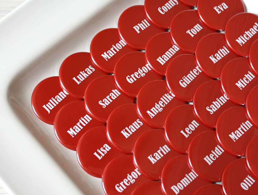 no. 7120 - Button in rot mit Gästenamen und Untertitel als Tischkärtchen und / oder Gastgeschenk Team Braut Team Bräutigam Hochzeitsbutton für Hochzeit oder Feier Nadelbutton Magnetbutton mit Kontermagnet Flaschenöffner Taschenspiegel Spangenclip Namensschild Namensanstecker Anstecker Butterfly Verschluss Spangen-Clip Kroko Clip Tischordnung Platzkarte passend zur Hochzeitskarte Karte Papeterie Hochzeitspapeterie weiss grün alle Farben bunt