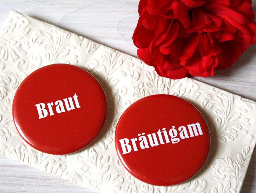 no. 7120 - Button in rot mit Gästenamen und Untertitel als Tischkärtchen und / oder Gastgeschenk Team Braut Team Bräutigam Hochzeitsbutton für Hochzeit oder Feier Nadelbutton Magnetbutton mit Kontermagnet Flaschenöffner Taschenspiegel Spangenclip Namensschild Namensanstecker Anstecker Butterfly Verschluss Spangen-Clip Kroko Clip Tischordnung Platzkarte passend zur Hochzeitskarte Karte Papeterie Hochzeitspapeterie weiss grün alle Farben bunt