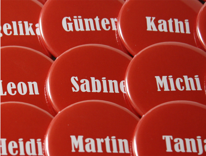 no. 7120 - Button in rot mit Gästenamen und Untertitel als Tischkärtchen und / oder Gastgeschenk Team Braut Team Bräutigam Hochzeitsbutton für Hochzeit oder Feier Nadelbutton Magnetbutton mit Kontermagnet Flaschenöffner Taschenspiegel Spangenclip Namensschild Namensanstecker Anstecker Butterfly Verschluss Spangen-Clip Kroko Clip Tischordnung Platzkarte passend zur Hochzeitskarte Karte Papeterie Hochzeitspapeterie weiss grün alle Farben bunt